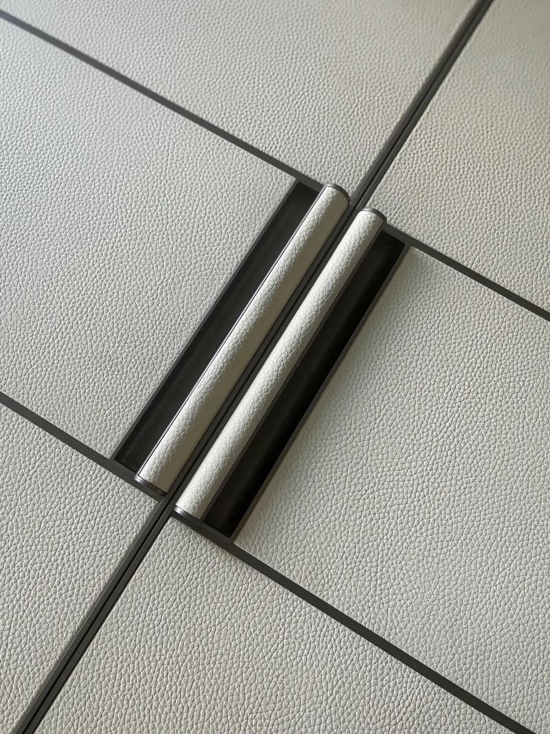 皮革门在沙发生产中的选用逻辑 厘清材质掺假、分层脱落与低价套路